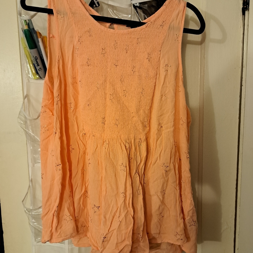 Torrid peach/light orange crinkle tank top with stars